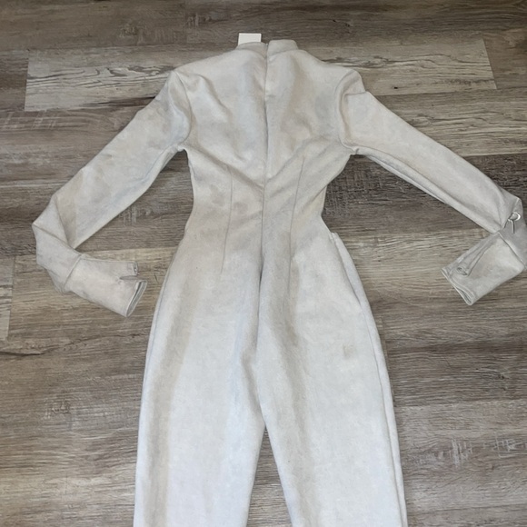 So real light grey suede jumpsuit cut out long sleeves size medium NWT - Picture 10 of 15